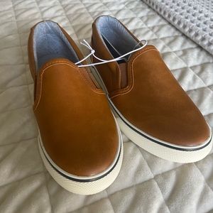 Boys’ slip on sneakers cognac NWT size 2